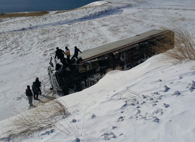 Adilcevaz’da Tır Devrildi: 1 Ölü