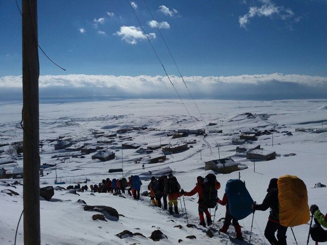 Çığ Tehlikesi Dağcıların Zirve Yapmasını Engelledi