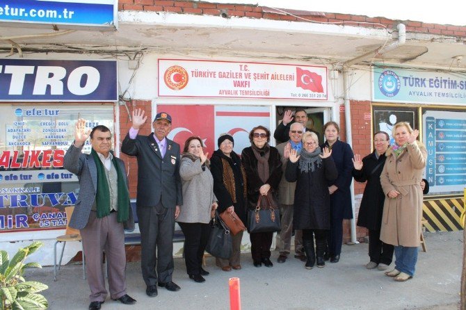 Ayvalık’ta Cumhuriyetçi Kadınlardan Gazilere Nazik Ziyaret