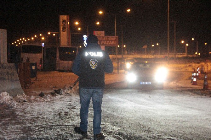 Validen Eksi 25 Derece Soğukta Nöbet Tutan Polislere Tatlı