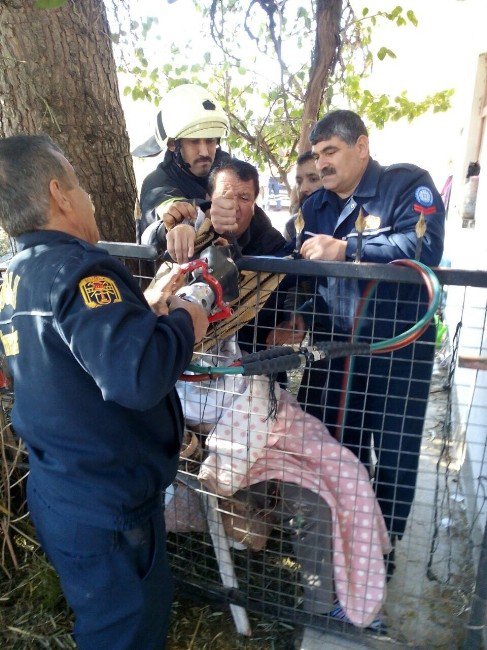 Balkondan Korkuluğa Düşen Kadını İtfaiye Kurtardı