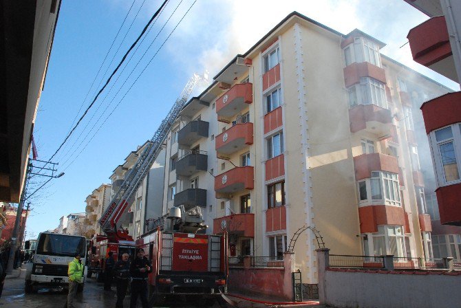 Çatı Arasına Boşaltılan Soba Kovası Binayı Yakıyordu