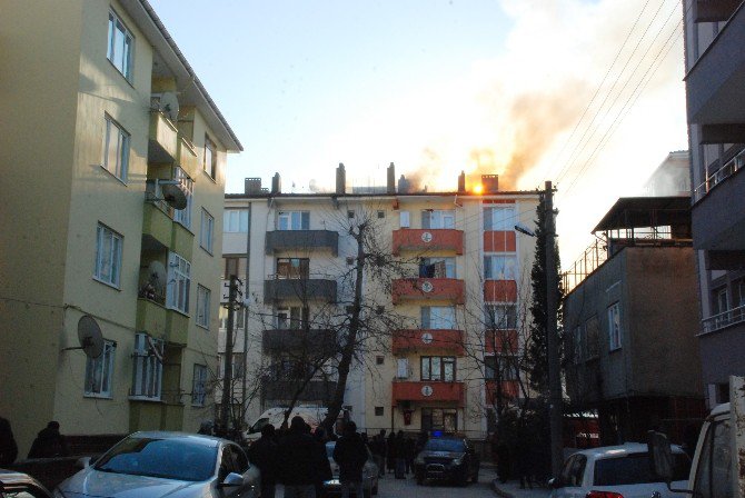 Çatı Arasına Boşaltılan Soba Kovası Binayı Yakıyordu