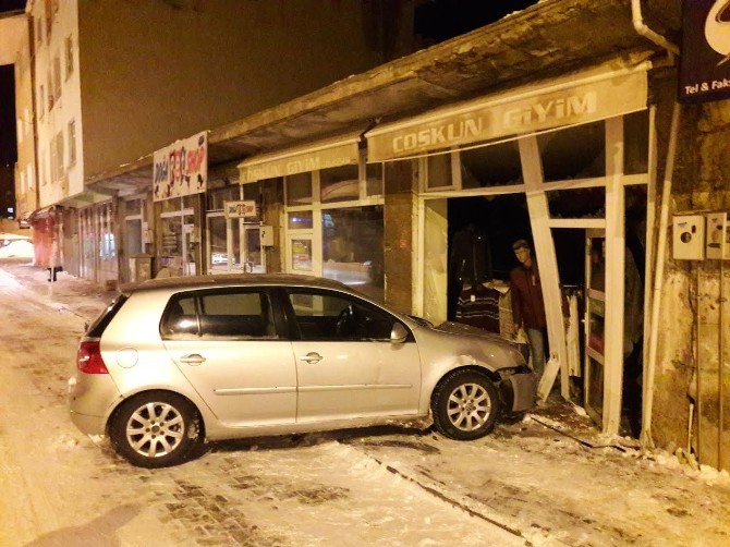 Buzda Kayan Otomobil İş Yerine Girdi