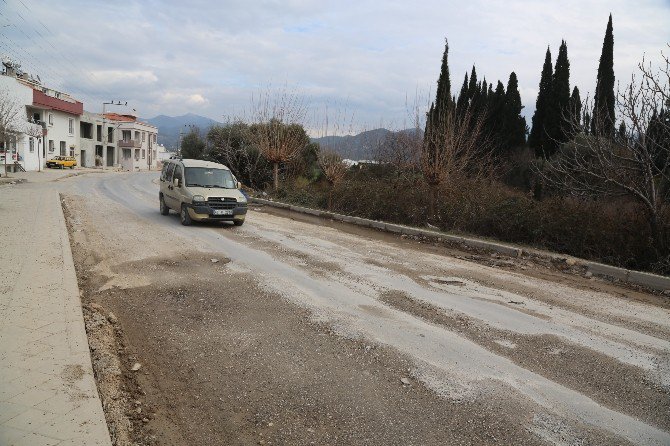 Milas’ta Bozulan Yolla Tepki Topluyor