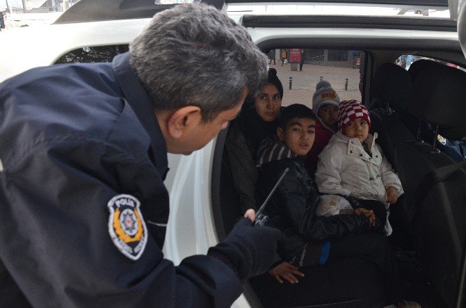 Günlerdir Sokaklarda Yatan 3 Çocuklu Afgan Aileye Polis Şefkati