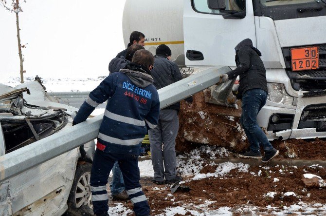 Yoldan Çıkan Araçlar Aydınlatma Direklerini Devirdi