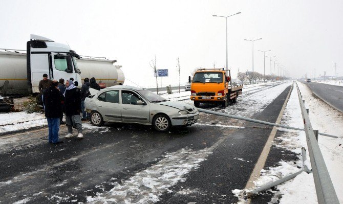 Yoldan Çıkan Araçlar Aydınlatma Direklerini Devirdi