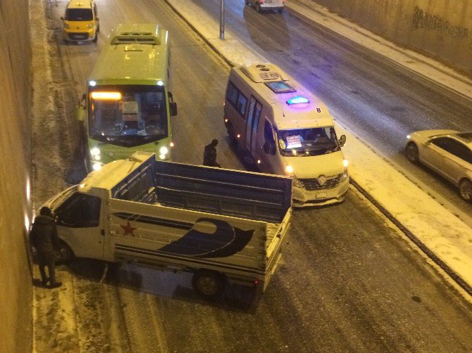 Diyarbakır’da Yollar Buz Pistine Döndü