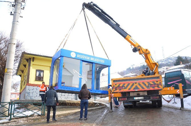 Bir Klimalı Durak Da Çarşı Mahalleye