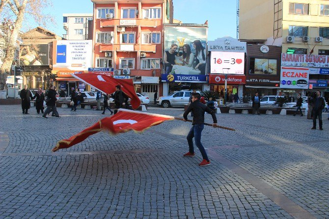 Askerler Sancaklar İle Uğurlanıyor