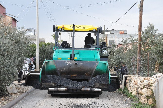 Erdemli’de Sıcak Asfalt Çalışmaları Devam Ediyor