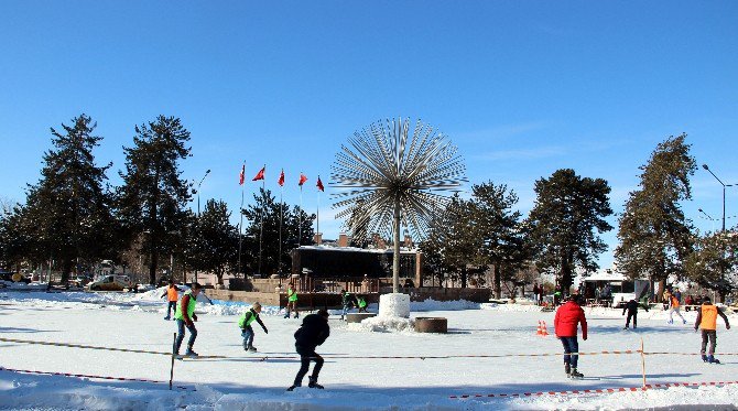 Süs Havuzunda ‘Buz Pateni’ Eğitimi