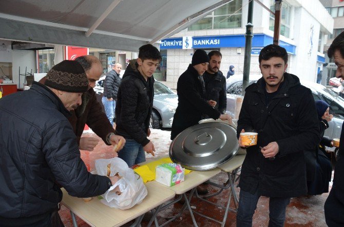 Karlı Havada Sıcak Çorba İkramı