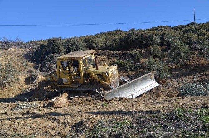 Yol Çalışması Yapan İş Makinesi Devrildi: 1 Yaralı