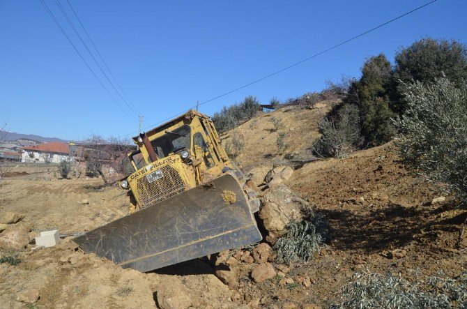 Yol Çalışması Yapan İş Makinesi Devrildi: 1 Yaralı