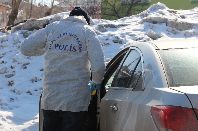 Silahının Emniyetini Kontrol Ederken Kendini Vurdu