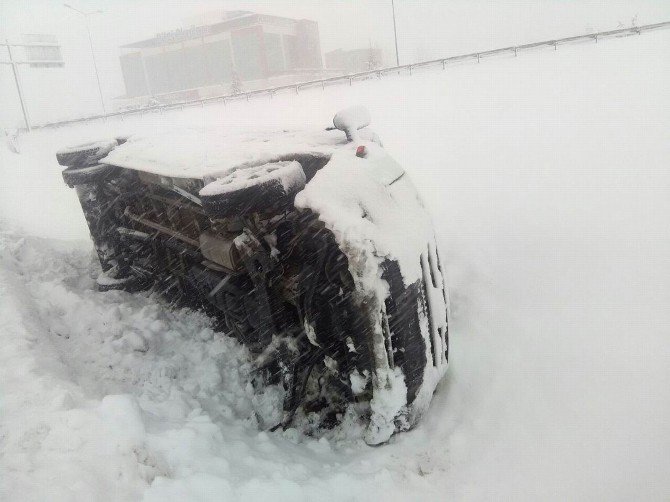 Samsun’da Buzdan Kayan Minibüs Devrildi: 5 Yaralı