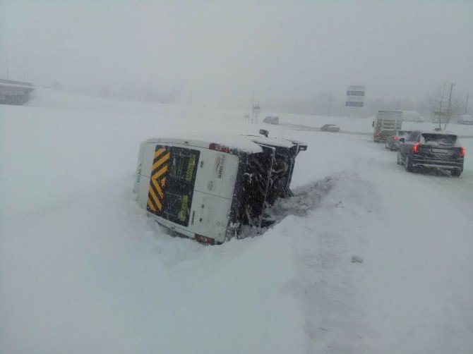 Samsun’da Buzdan Kayan Minibüs Devrildi: 5 Yaralı