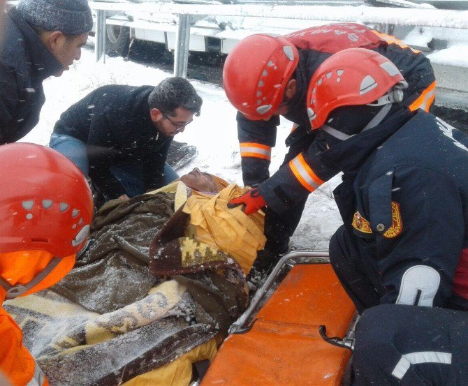 Kar Yağışı Nedeniyle Meydana Gelen Kazalardan Sonra İtfaiyenin Çabası Takdir Topladı