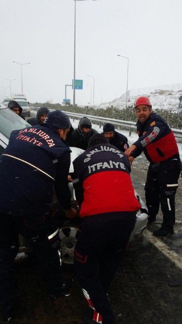 Kar Yağışı Nedeniyle Meydana Gelen Kazalardan Sonra İtfaiyenin Çabası Takdir Topladı