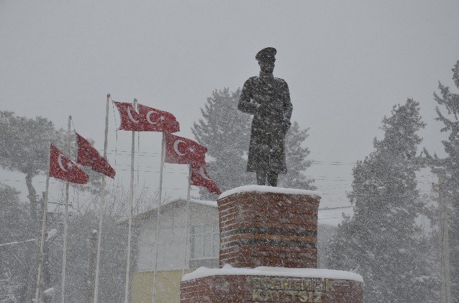 Şanlıurfa’da Yoğun Kar Yağışı Etkili Oluyor