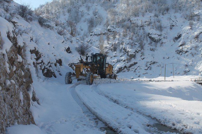 Yolu Kapanan Köyde Kalan Hasta İçin Operasyon