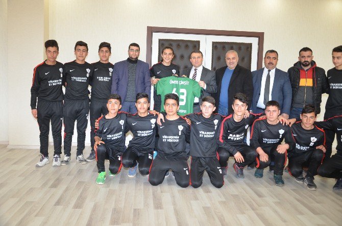 Viranşehirspor U 15 Takımı Kaymakamı Ömer Çimşit’i Ziyaret Etti