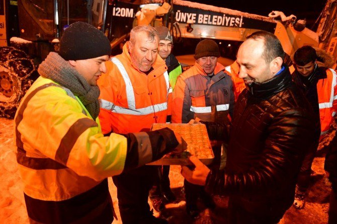 Başkandan Yol Ekiplerine Tatlı İkramı