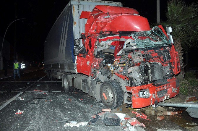 Hurdaya Dönen Tır’dan Burnu Bile Kanamadan Çıktı