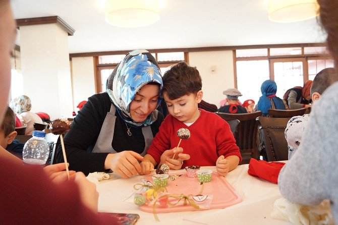 Beyoğlu’nda Çocuklar Anneleriyle Çikolata Atölyesi’nde Eğlendi