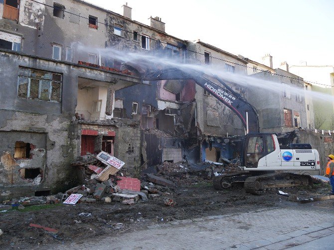 Başkan Hasan Akgün: “Ya Riskli Binaları Yıkacağız Ya Da Yüz Binlerce Mezar Kazacağız”