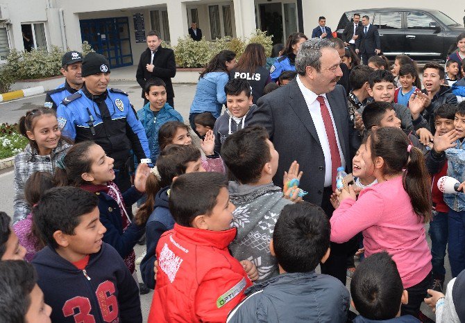 Çocukların "Osman Amcası" 500 Çocuğu Hayvanat Bahçesine Götürdü