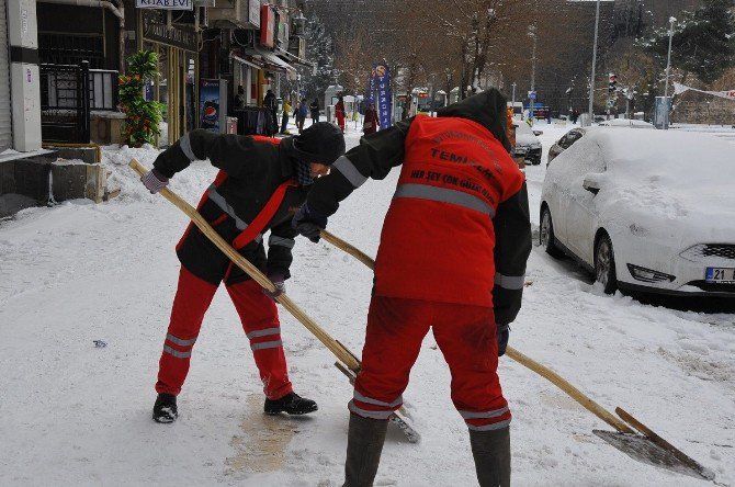 Büyükşehir Belediyesi Kar Temizleme Çalışmalarını Sürdürüyor