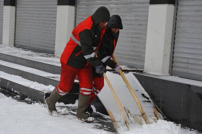 Büyükşehir Belediyesi Kar Temizleme Çalışmalarını Sürdürüyor