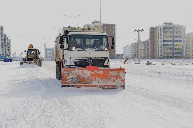 5 Bin 912 Kilometre Yolda Karla Mücadele Çalışmaları Sürüyor