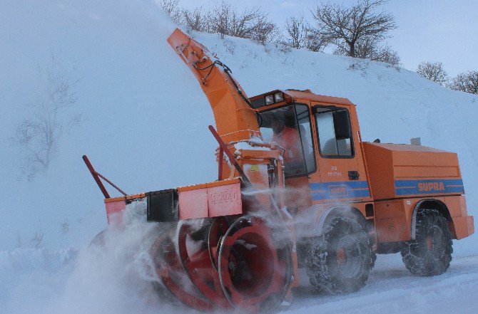 Elazığ’da Kar 389 Köy Yolunu Ulaşıma Kapattı