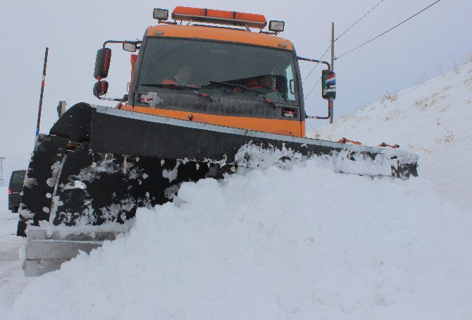 Elazığ’da Kar 389 Köy Yolunu Ulaşıma Kapattı