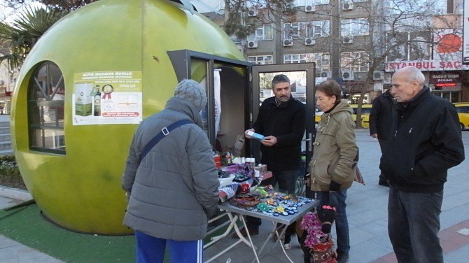 Burhaniye’de, Zeytin Görünümlü Mekan Engellilere Satış Yeri Oldu