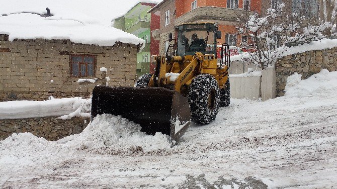 Şemdinli’de Kar Temizleme Çalışması