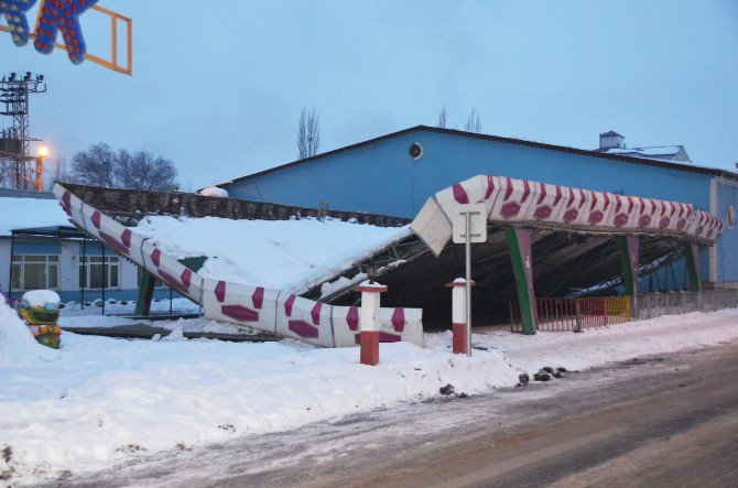 Karın Ağırlığına Dayanamayan Lunaparkın Çatısı Çöktü