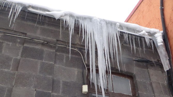 Kars’ta Çatılarda İki Metrelik Buz Sarkıtları Oluştu