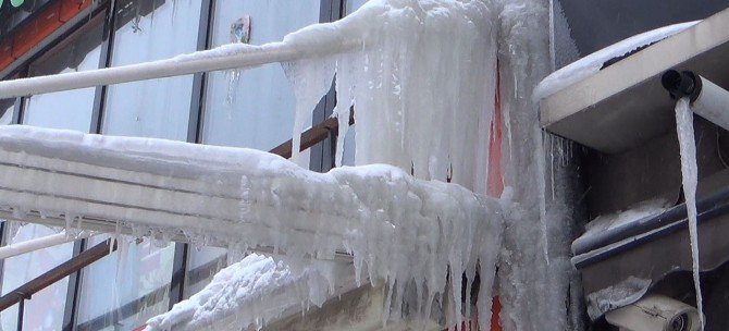 Kars’ta Çatılarda İki Metrelik Buz Sarkıtları Oluştu