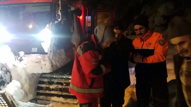 Kar Yağışının Etkili Olduğu İlçelerde Afad Ve Umke Hayat Kurtarmaya Devam Ediyor