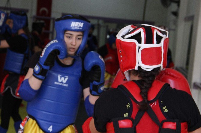 Genç Kadın Muay Thai Sporcularından Hemcinslerine Çağrı