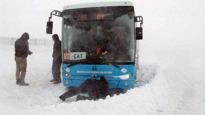 Kar Ve Tipide Yolcular Mahsur Kaldı, Hastalar Snowtracklarla Kurtarıldı