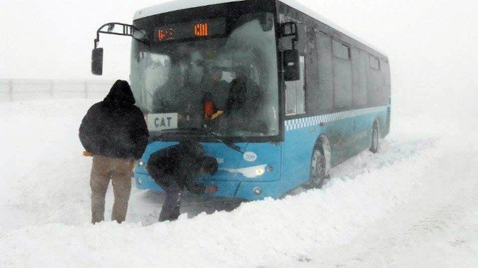 Kar Ve Tipide Yolcular Mahsur Kaldı, Hastalar Snowtracklarla Kurtarıldı