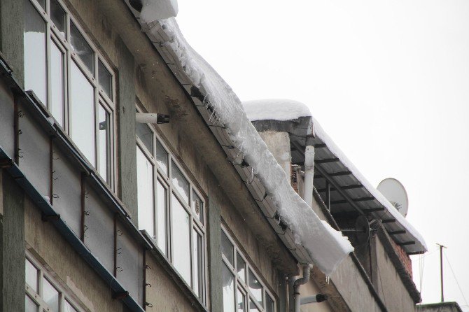 Tehlike Saçan Buz Ve Kar Kütleleri Temizleniyor