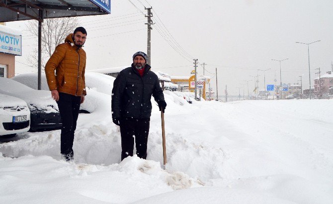 Buzda Kaymamak İçin Ayakkabısına Zincir Taktı