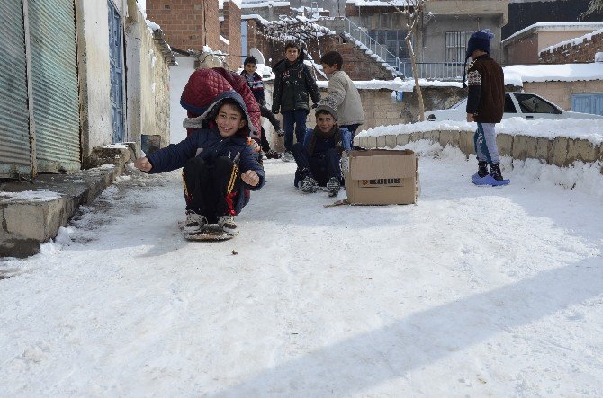 Şanlıurfa’da Vatandaşlar Kar Temizliğine Başladı